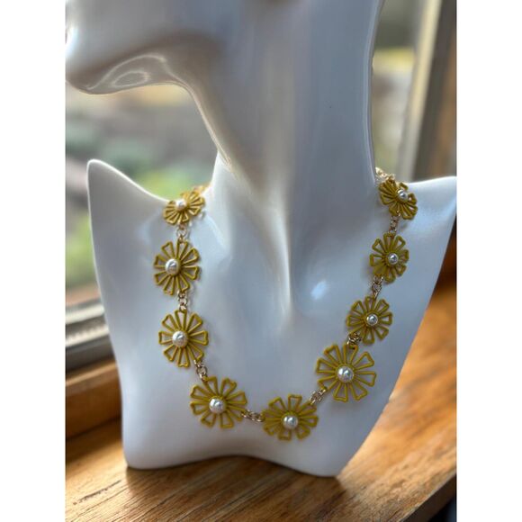 Open Flower And Faux Pearl Yellow Necklace NWT - Picture 2 of 7